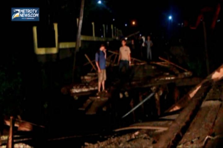 Jembatan Darurat Ambruk Diterjang Banjir