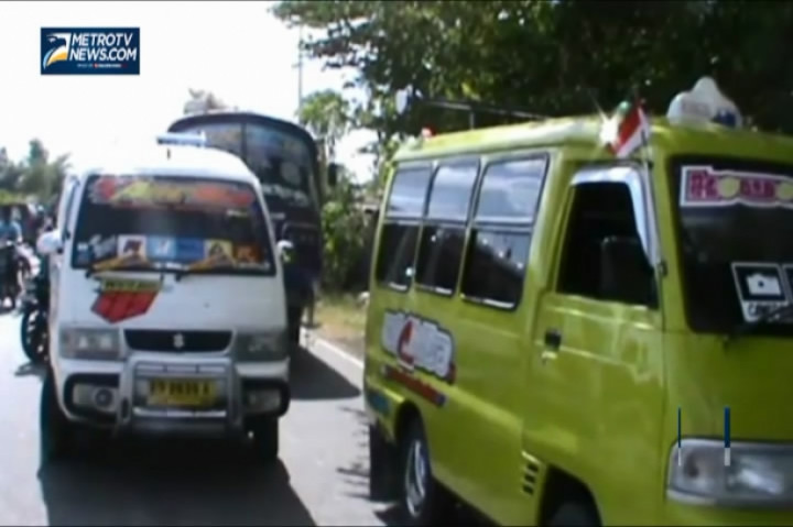 Sopir Angkot Sweeping Bus Penumpang