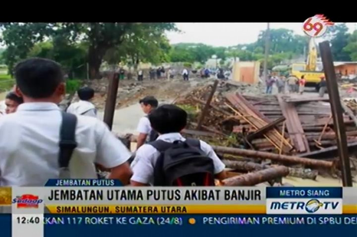 Jembatan Putus, Pelajar Harus Berjalan Sejauh 10 Km 