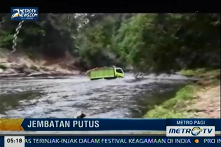 Warga Terisolir Akibat Sebuah Jembatan Penghubung Putus