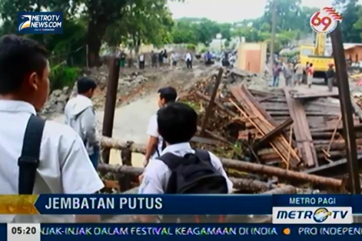 Ratusan Pelajar Berjalan Kaki Puluhan Kilometer Akibat Jembatan Putus Diterjang Banjir