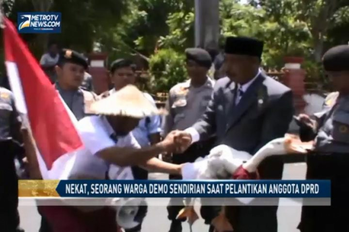 Nekat, Seorang Warga Berdemo Sendirian Saat Pelantikan Anggota DPRD