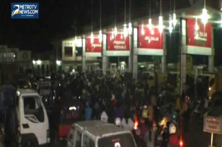 Antrean Kendaraan Isi BBM Hingga Larut Malam
