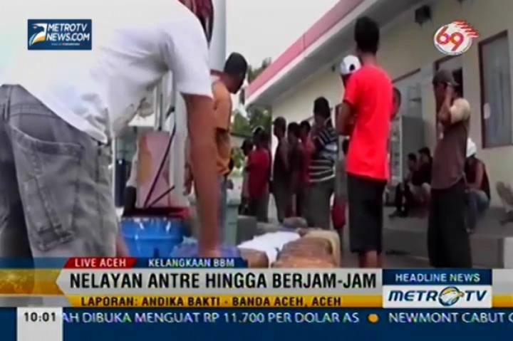 Nelayan Aceh Antre Berjam-Jam Untuk Mendapatkan Solar