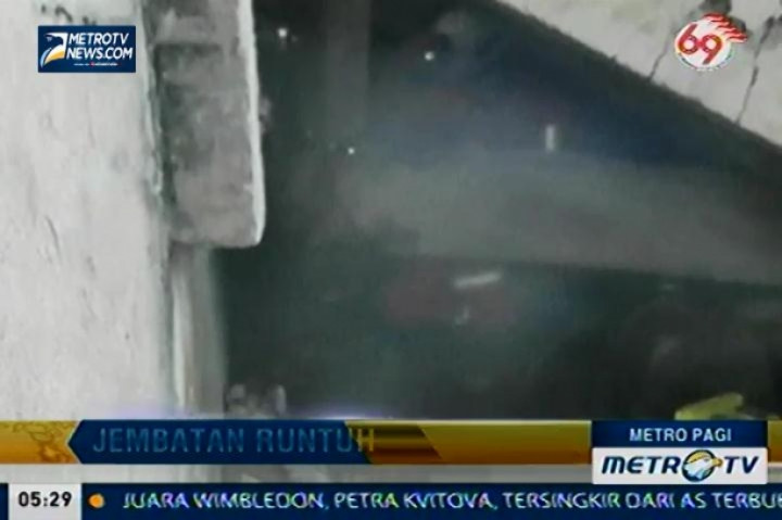 Sebuah Jembatan Ambruk Saat Diperbaiki