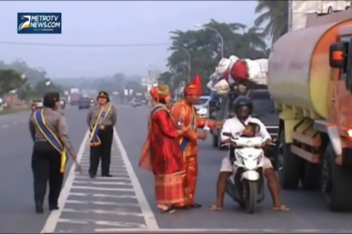 Peringati HUT Polwan, Polisi  Kenakan Pakaian Adat Minang 