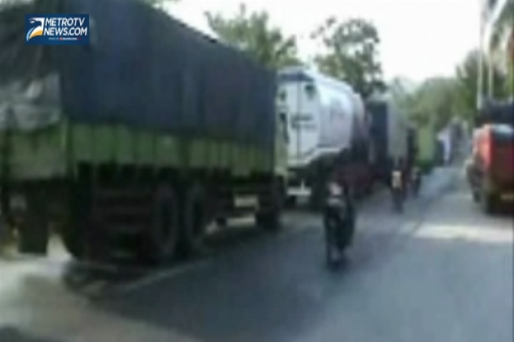 Kendaraan Berat Tetap Melintas di Jalur Tengah pada Siang Hari