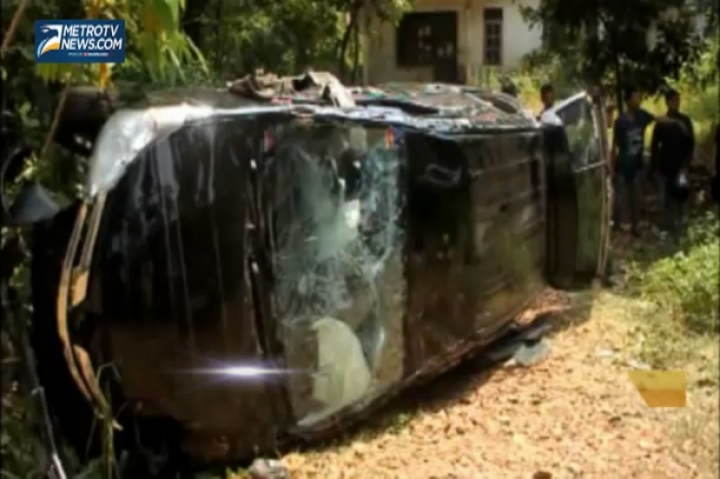 Usai Tabrak Tiga Sepeda Motor, Sopir Minibus Kabur Melarikan Diri