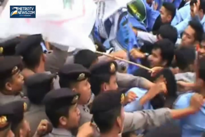 Mahasiswa Bentrok dengan Polisi di Depan Gedung DPRD Riau