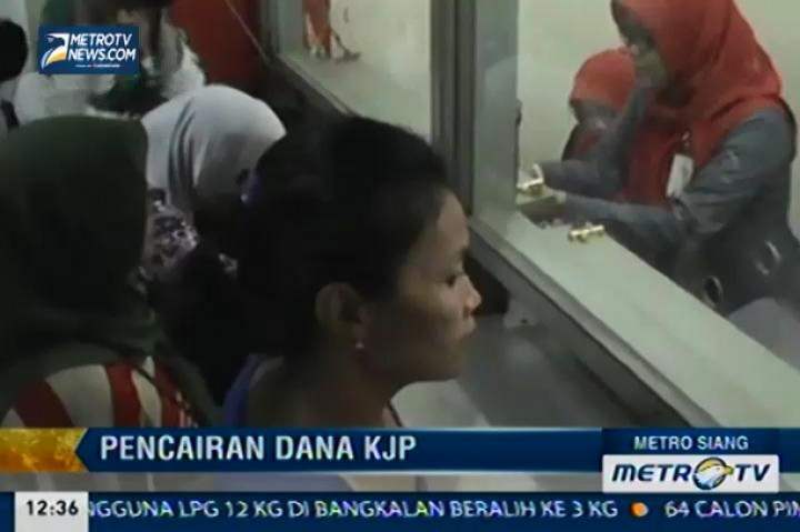 Ratusan Orang Tua Penerima KJP Antre di Loket Pencairan