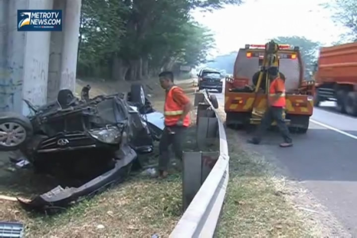 Minibus Menghantam Tiang Jembatan, Dua Penumpang Luka Berat