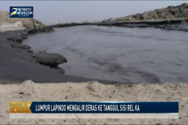 Lumpur Lapindo Mengalir Deras ke Tanggul Sisi Rel KA