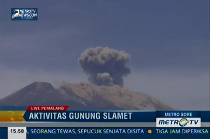 Abu Gunung Slamet Mengarah ke Utara dan Barat 
