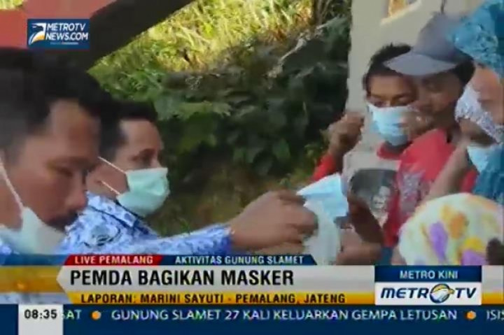 Gunung Slamet Alami Peningkatan, Pemda Bagikan Masker Untuk Warga