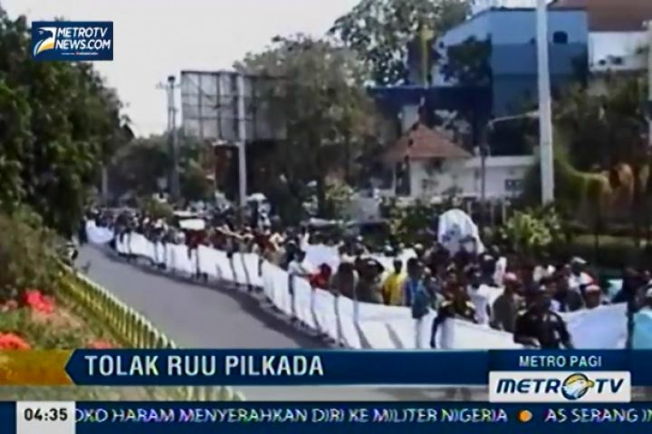 Warga Karawang Gelar Aksi Tolak RUU Pilkada
