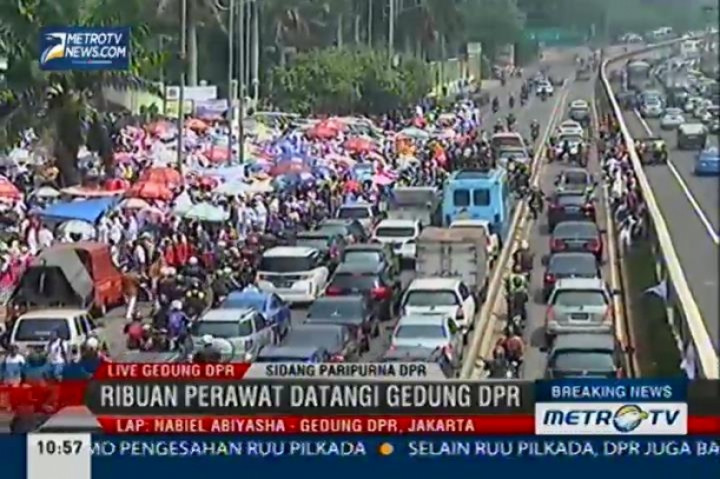 Lalu Lintas di Depan Gedung DPR mulai Macet 