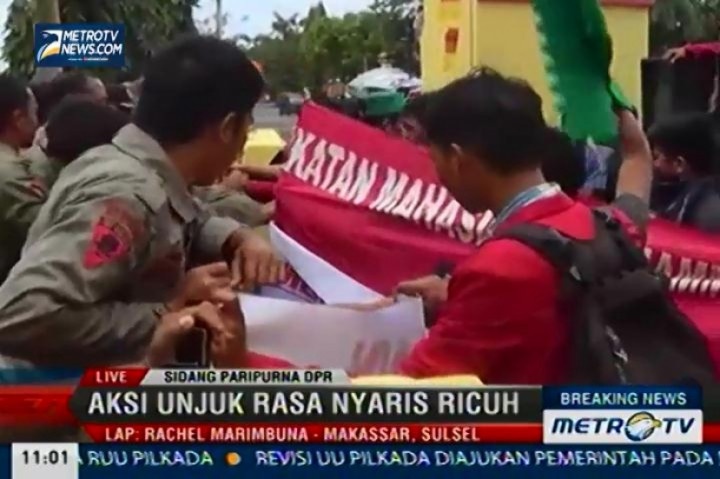 Unjuk Rasa Mahasiswa dan Warga Tolak UU Pilkada Melalui DPRD