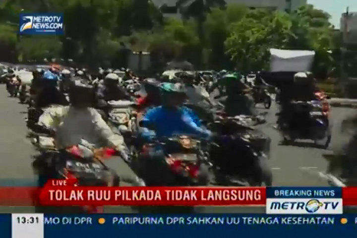 Tolak RUU Pilkada dengan Berkonvoi di Jalanan Protokol Surabaya