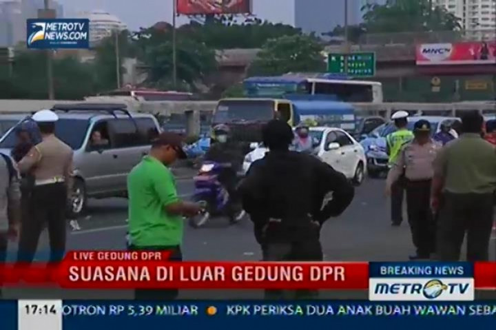Lalu Lintas di Depan Gedung DPR Kembali Lancar 
