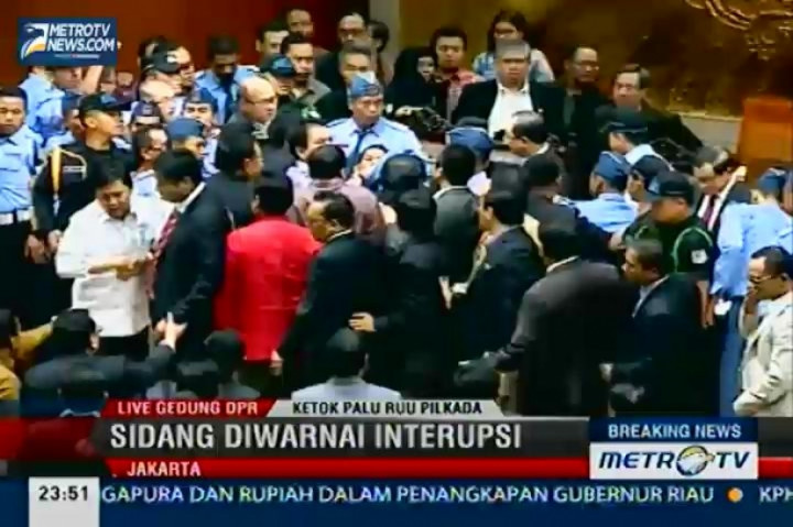 Ricuh, Sidang Paripurna Kembali Diskors