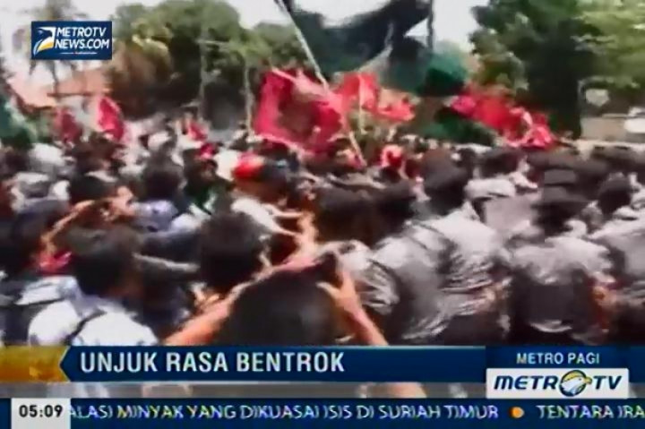 Bentrok Mahasiswa dengan Polisi Saat Pelantikan Anggota DPRD