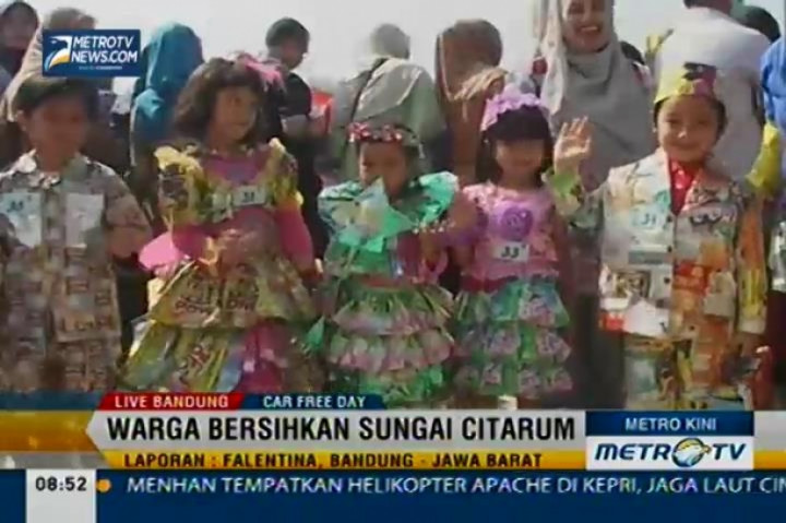 Car Free Day Bandung, Warga Bersihkan Sungai Citarum