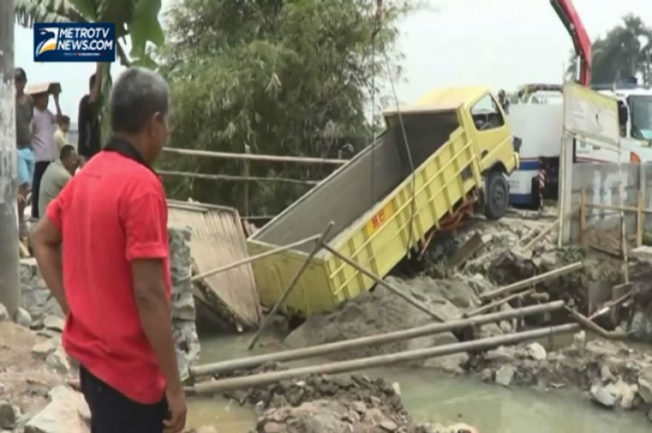 Jembatan Amblas, Truk Pengangkut Pasir Terperosok ke Sungai