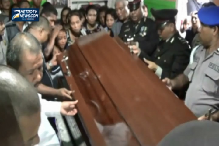 Isak Tangis Keluarga Iringi Pemakaman Aiptu Paulus 