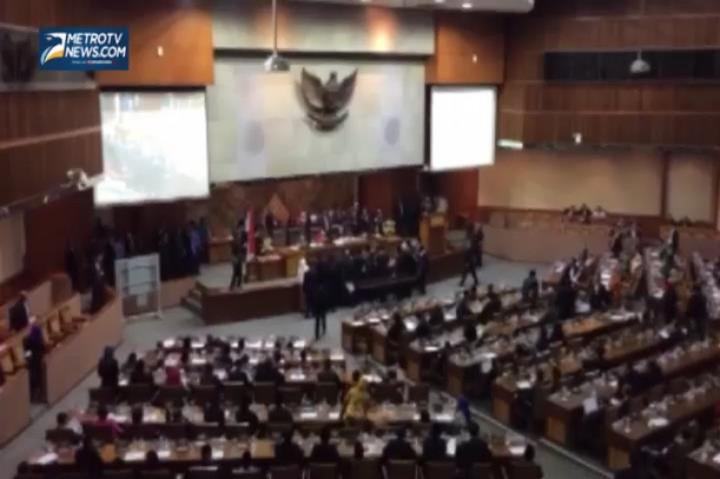 Dihujani Interupsi, Ceu Popong Tetap Santai