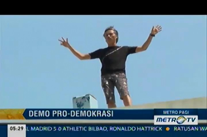 Demonstran Prodemokrasi Hongkong Nekat Panjat Jembatan