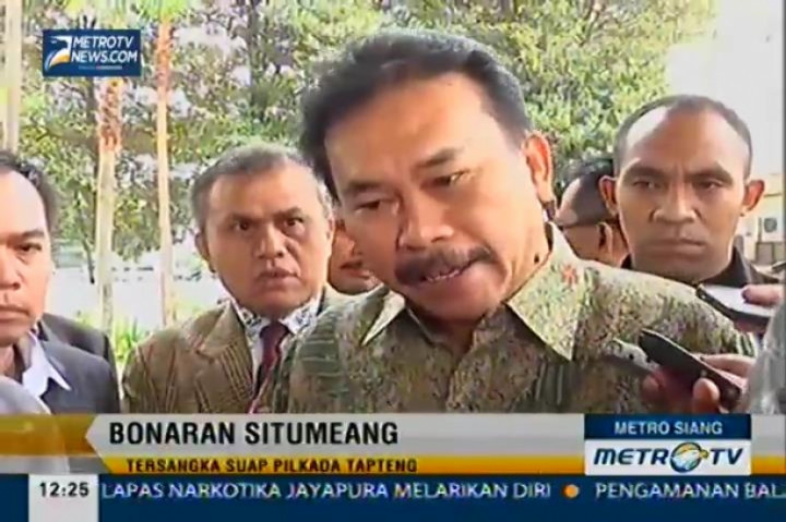 Bantah Suap Akil, Bonaran Situmeang Tunjukkan Rekening Pribadi