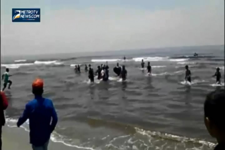 Asyik Main di Pantai, Seorang Remaja Tewas Tergulung Ombak