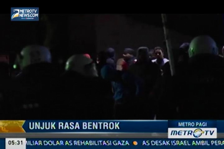 Bentrok Antara Pengunjuk Rasa Kurdi dengan Anggota Gerakan Islam Garis Keras