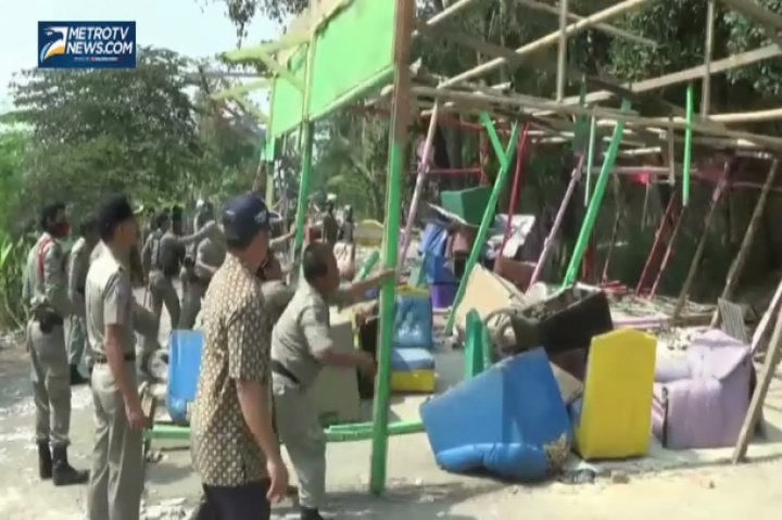 Petugas Robohkan Warung Remang tidak Berizin