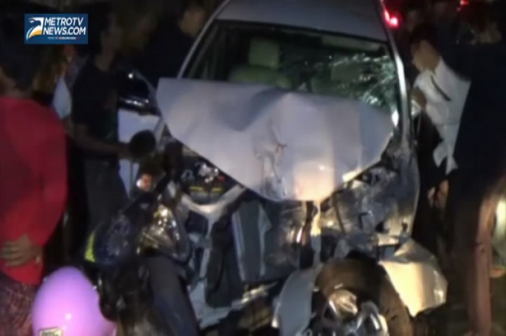 Minibus Ringsek Dihantam KA Mutiara