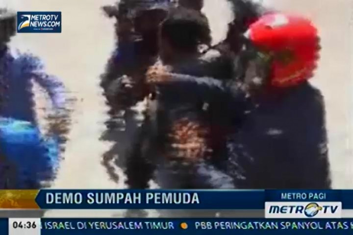 Bentrokan Dua Kelompok Mahasiswa di Gedung DPRD Bone Saat Unjuk Rasabent