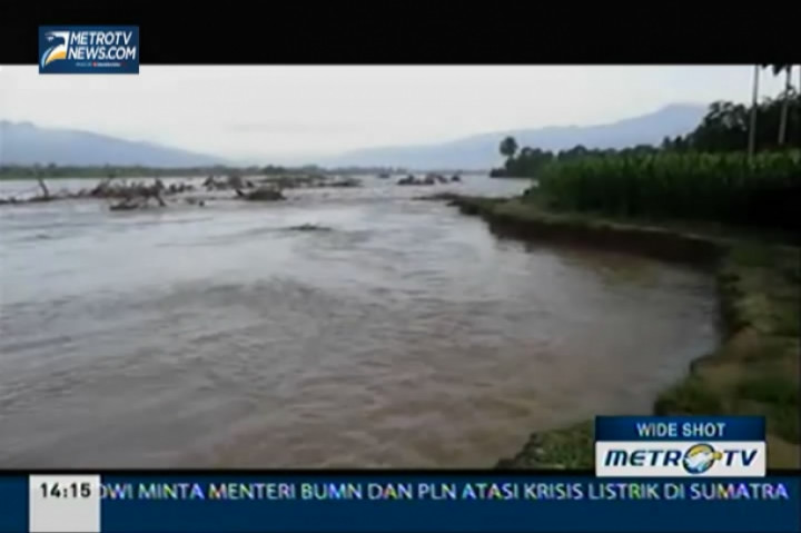 Sungai Menerjang Lahan Perkebunan Warga
