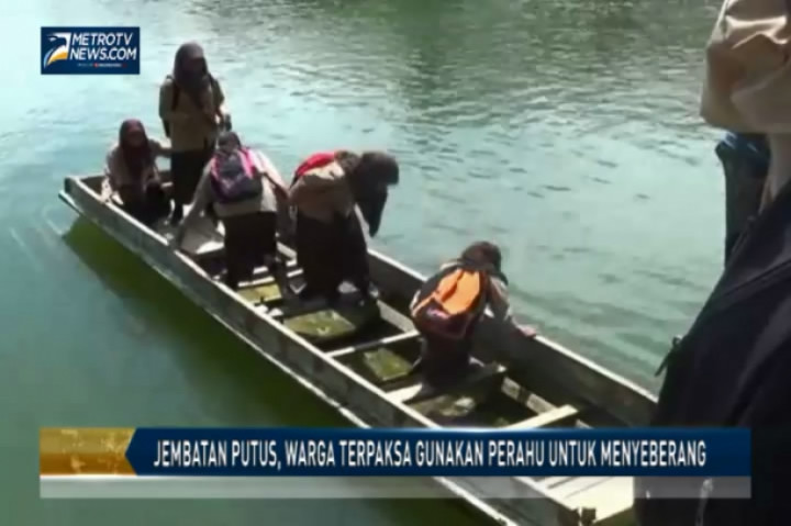 Jembatan Putus, Warga Terpaksa Gunakan Perahu untuk Menyeberang