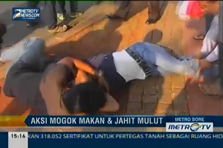 Mahasiswa Jahit Mulut di Depan Istana Merdeka