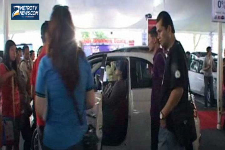 Antuias Warga Kunjungi Pameran Mobil di Bandung