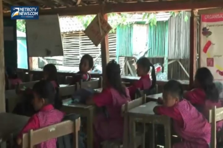 Sekolah Rusak, Siswa Menumpang di Teras Rumah