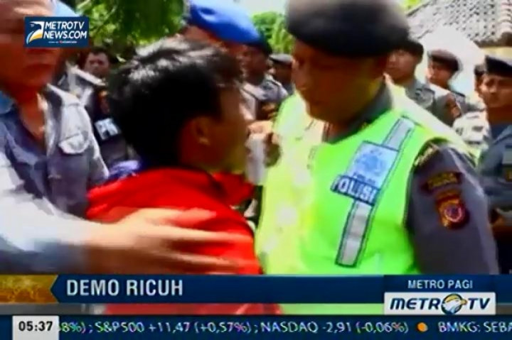Polisi dan Mahasiswa Terlibat Bentrok Saat Unjuk Rasa di Depan Kantor Bupati Cirebon