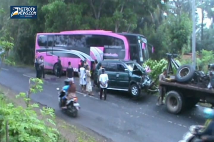 Minibus Tabrak Tebing dan Bus Pariwisata