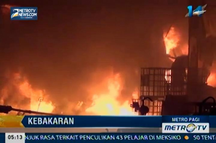 Kebakaran Hanguskan 4 Gudang di Komp. Pergudangan Lodan