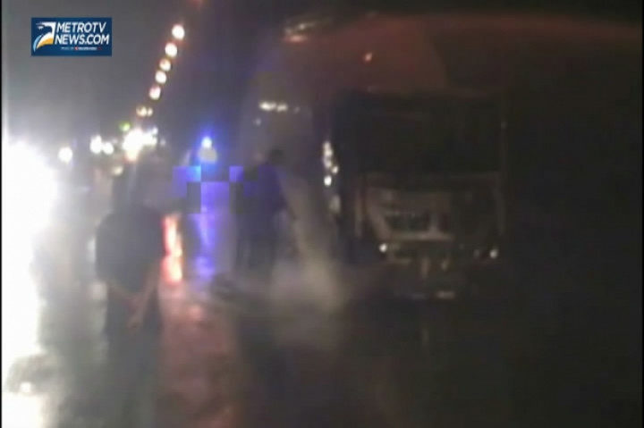 Truk Molen Ludes Terbakar di Tengah Jalan