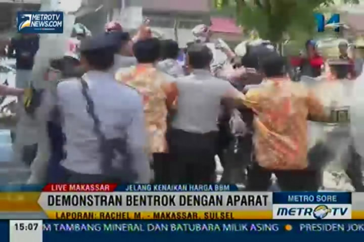 Demo Tolak Kenaikan BBM, Mahasiswa UNM Bentrok dengan Aparat