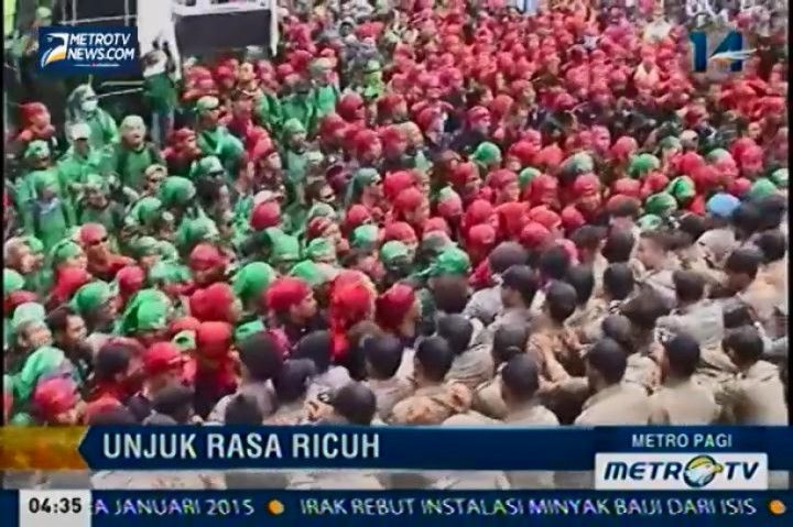 Ribuan Buruh Terlibat Bentrok dengan Polisi Saat Unjuk Rasa di Bogor