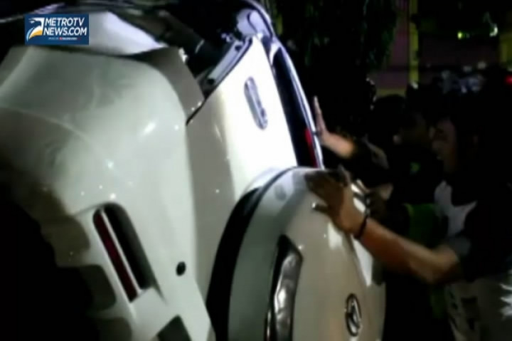 Minibus Tabrak Warung dan Terguling, Sopir dan Balita Terluka