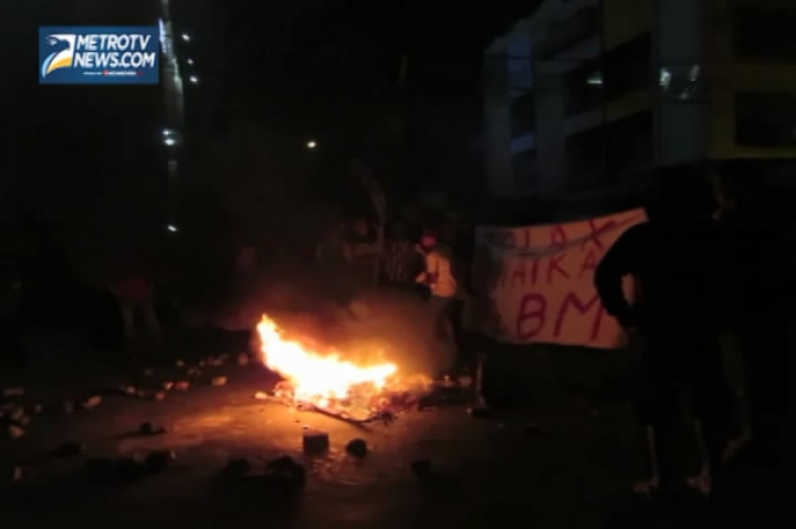 Protes Kenaikan Harga BBM, Mahasiswa Bakar Ban di Cikini 