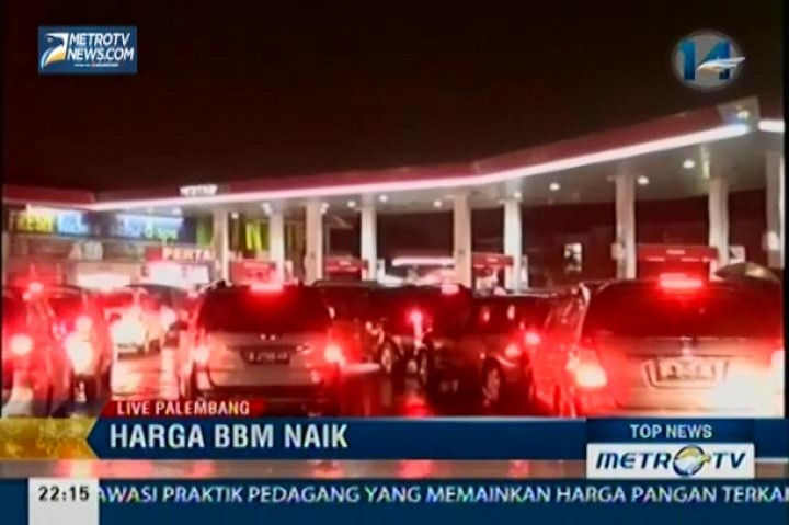 Sebuah SPBU di Palembang Dipadati Kendaraan